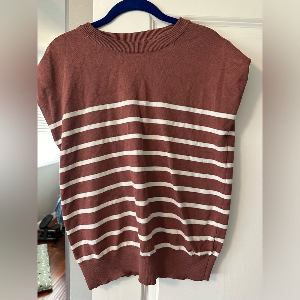 Rust brown cap sleeve stripped t shirt.